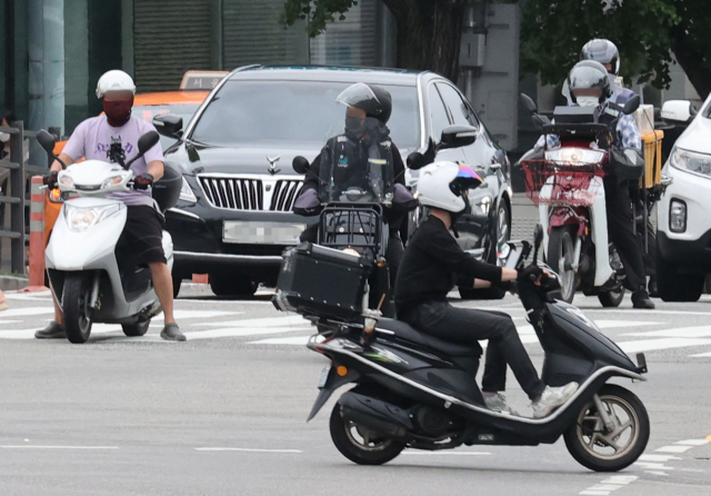 1일 오후 서울 시내에서 배달원들이 오토바이를 타고 이동하고 있다./연합뉴스