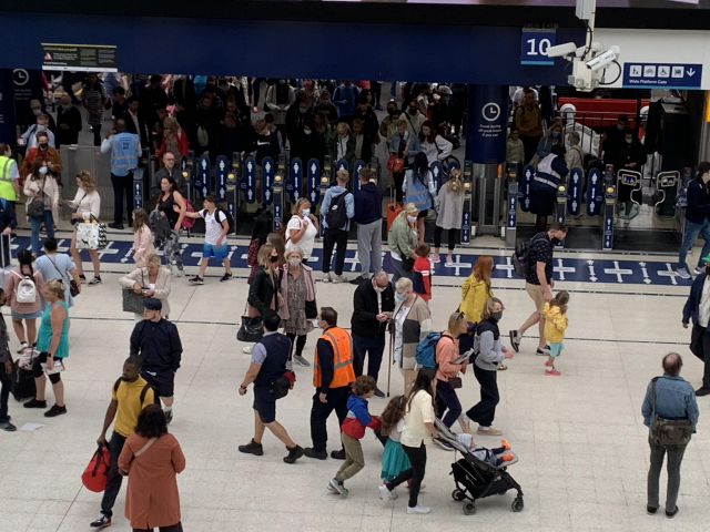 영국 방역규제 해제 후 지난달 9일 런던 워털루 기차역을 오가는 사람들 중 일부는 마스크를 쓰지 않고 있다. /연합뉴스