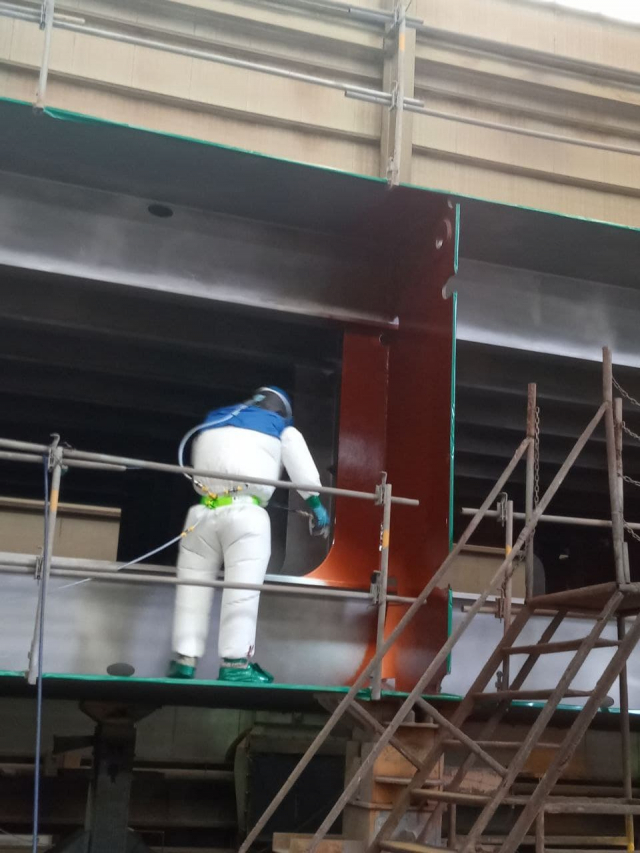 한 조선소에서 도장작업을 하는 근로자가 두꺼운 보호복을 입고 일하고 있다./사진제공=금속노조