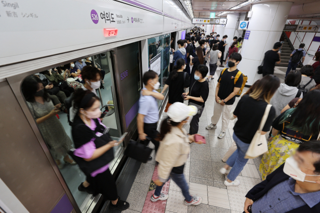 9월 3일 서울 지하철5호선 여의도역에서 승객들이 지하철을 이용하고 있다. /연합뉴스