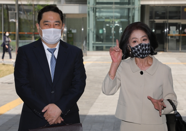 '강용석, 내일 나올 것' 주장한 김부선 '강용석 구속되면 이재명 재판 자신 없어'