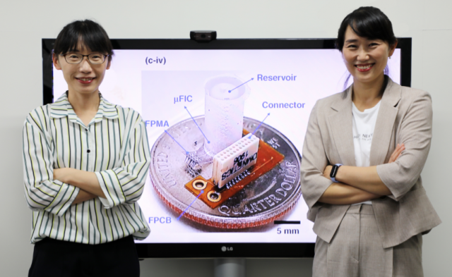 강유나(오른쪽) 한국기계연구원 박사와 김소희 DGIST 교수가 약물 전달 기능을 갖춘 3차원 다기능 유연 뇌 인터페이스를 설명하며 기념 촬영을 하고 있다.