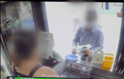 한 손님이 지난 5일 대구의 한 호떡가게에서 끓는 기름에 호떡을 던져 가게 주인이 화상을 입는 사고를 당했다. /KBS뉴스 캡처