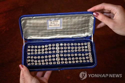 마리 앙투아네트 다이아몬드 팔찌 경매 나온다…최고 400만달러 예상