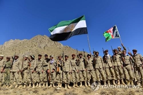 2일 아프가니스탄 판지시르주에 도열한 반탈레반 저항군./AFP연합뉴스]
