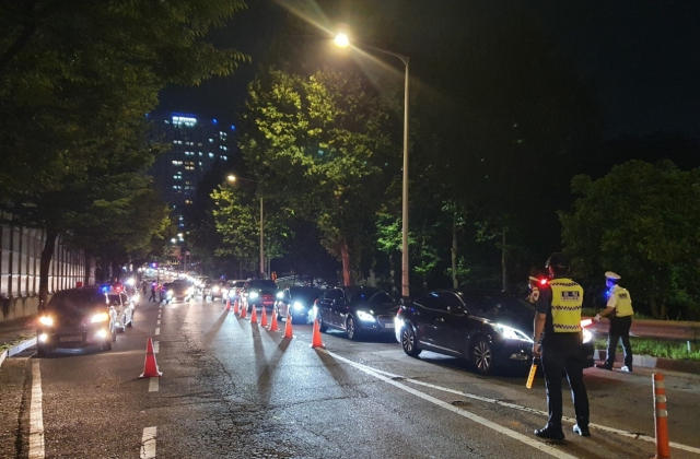 8일 오후 양화대교 북단에서 강변북로로 진입하는 시위 차량들이 경찰의 검문을 통과하고 있다. /김동현 기자