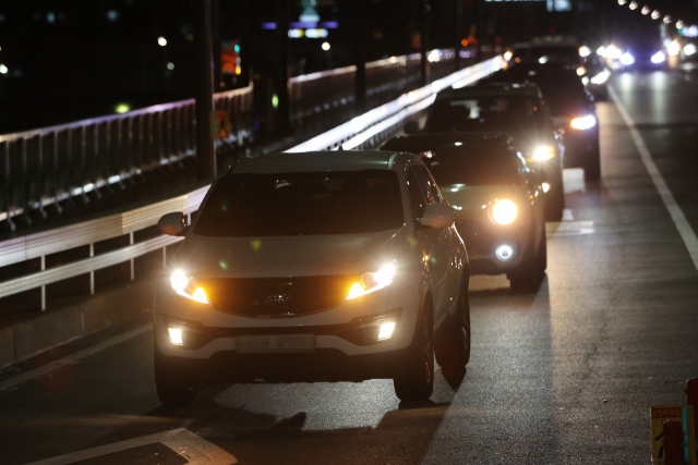 9일 오전 서울 한남대교 남단에서 자영업자들이 비상등을 킨 채 차량시위를 하고 있다. /연합뉴스