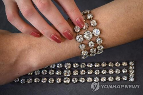 마리 앙투아네트가 왕비 자리에 오른 지 2년 후에 구매했던 다이아몬드 팔찌./AFP연합뉴스