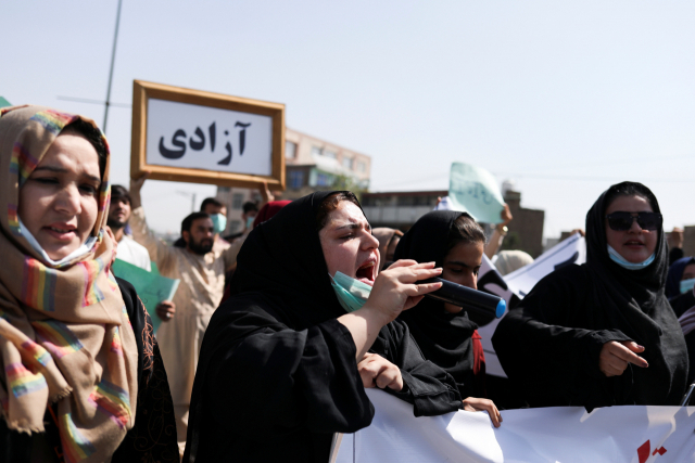 히잡 쓴 여성 시위대에 채찍질…'탈레반은 변할 수 없다'
