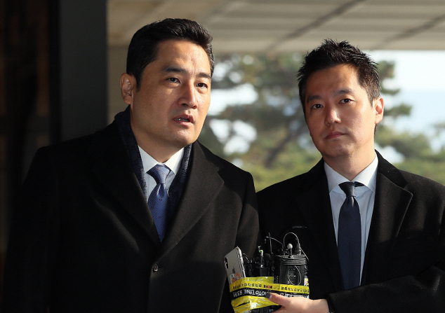 유튜브 채널 ‘가로세로연구소’ 관계자인 강용석(왼쪽) 변호사와 김세의 전 MBC 기자/연합뉴스