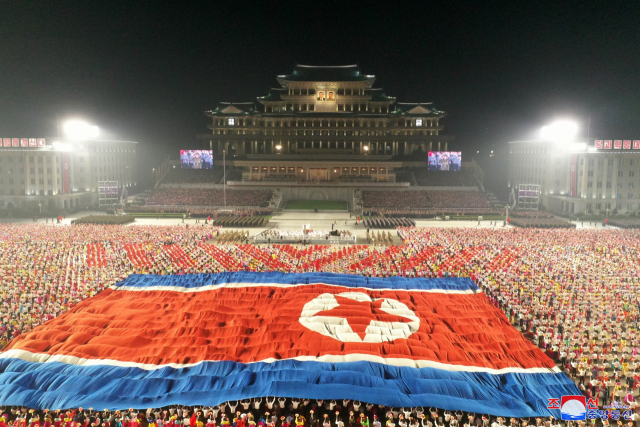 북한이 정권수립 기념일(9·9절) 73주년을 맞아 자정에 남쪽의 예비군격인 노농적위군과 경찰격인 사회안전무력의 열병식을 진행했다며 조선중앙통신이 9일 보도한 모습. /연합뉴스