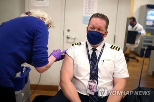 코로나19 백신 접종하는 항공사 직원./연합뉴스