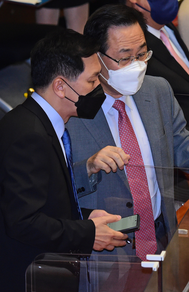 주호영 의원(오른쪽)과 김기현 국민의힘 원내대표가 지난 6월16일 국회에서 열린 본회의에서 이야기를 나누고 있다./성형주 기자