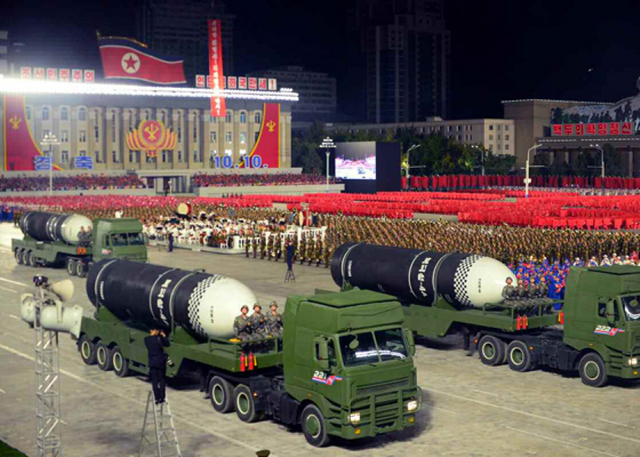 북한이 유도무기 등을 공개했던 기존 열병식 모습. 9일 0시부터 열린 이번 열병식에는 기존보다 열병식 규모가 축소되고 신형 무기 공개는 없었던 것으로 전해진고 있다. /연합뉴스