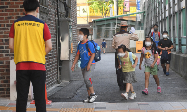 사회적 거리 두기 4단계 지역 대면 수업이 확대된 지난 6일 서울 성북구 번동초등학교에서 학생들이 등교를 하고 있다. /연합뉴스