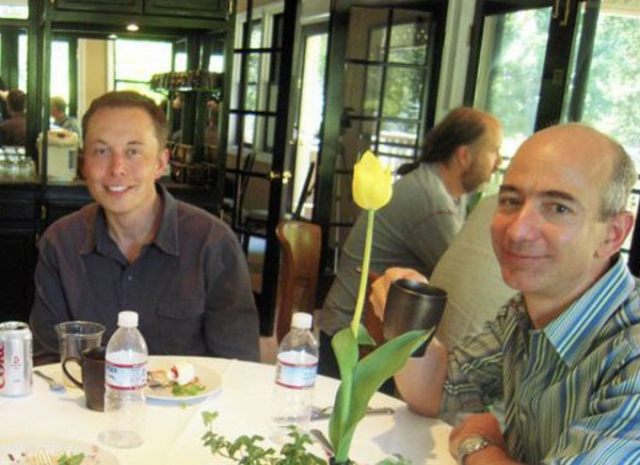 지난 2004년 일론 머스크(왼쪽) 스페이스X 창업자와 제프 베이조스 블루오리진 창업자가 우주에 대해 논의하기 위해 만난 모습. /트위터 캡처