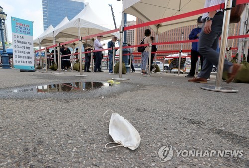 9일 서울역 광장에 마련된 신종 코로나바이러스 감염증(코로나19) 임시 선별검사소에서 검사를 받으려는 시민들이 줄을 서고 있다. /연합뉴스