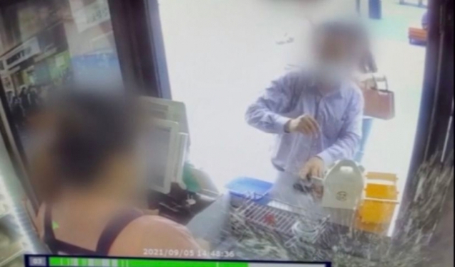 한 손님이 지난 5일 대구의 한 호떡가게에서 끓는 기름에 호떡을 던져 가게 주인이 화상을 입는 사고를 당했다. /KBS뉴스 방송화면 캡처
