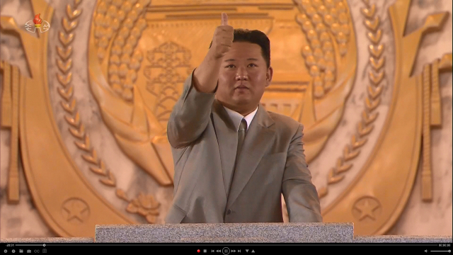 김정은 국무위원장이 열병식 행사를 지켜보며 오른손 엄지손가락을 치켜들고 있다./연합뉴스