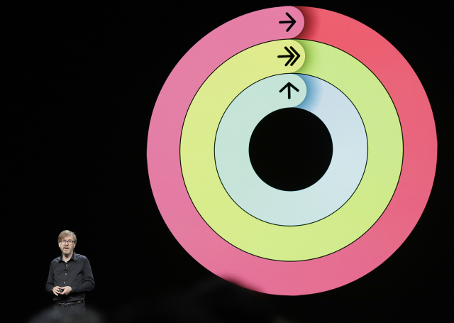 2018년 케빈 린치 애플 부사장이 애플 세계 개발자대회에서 애플 워치의 기능을 소개하고 있다. /AP연합뉴스