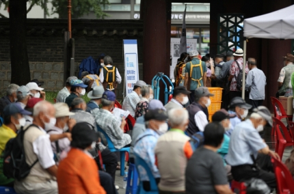 '연령따라 임금깎는 피크제, 차별금지 위반'