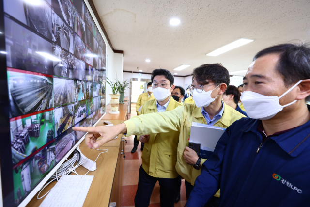 이억원 기획재정부 1차관과 박영범 농림축산식품부 차관이 10일 강원LPC 축산물 도축장을 방문해 관계자로부터 설명을 듣고 있다./사진 제공=농식품부