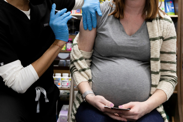 지난 2월 미국 펜실베이니아주 슈웬크스빌에서 한 임신부가 코로나19 백신을 맞고 있다. /연합뉴스