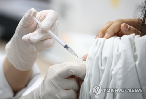지난 7일 오후 서울 마포구민체육센터에 마련된 코로나19 예방접종센터에서 의료진이 화이자 백신을 접종하고 있다. /연합뉴스