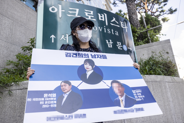 윤석열 전 총장 자택 앞 '여성 1인 시위'에 유튜버들 몰려