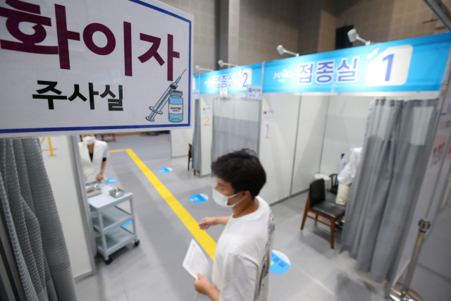 7일 오후 서울 마포구민체육센터에 마련된 코로나19 예방접종센터에서 한 시민이 접종을 위해 주사실로 들어가고 있다./연합뉴스