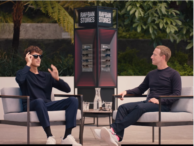 마크 저커버그(오른쪽) 페이스북 창업자 겸 최고경영자가 로코 바실리코 에실로 룩소티카 최고 웨어러블 책임자와 스마트 글래스 ‘레이밴 스토리즈’를 소개하고 있다. /페이스북 화면 갈무리