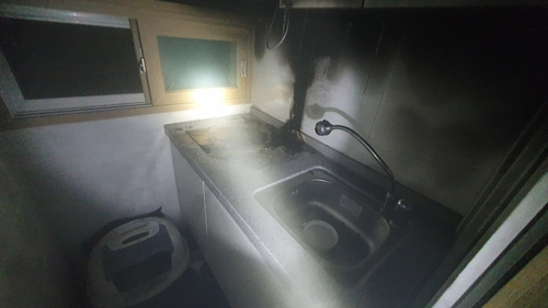 9일 밤 부산 영도구의 한 빌라 A씨의 집 주방에 설치된 전기레인지(인덕션)에서 불이 났다. /연합뉴스