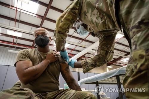9일(현지시간) 미 켄터키주 포트 녹스에서 한 군인이 코로나19 백신을 맞고 있다. /AFP=연합뉴스