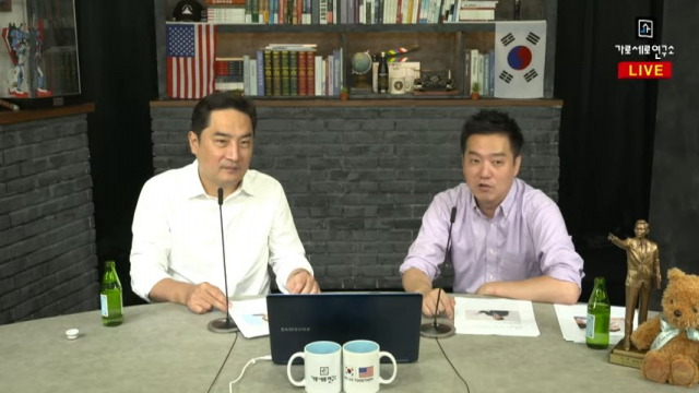 강용석 변호사와 김세의 전 MBC 기자가 지난 10일 유튜브에서 생방송을 진행하고 있다./유튜브 캡처