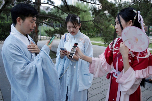 중국 젊은이들이 베이징의 한 공원에서 ‘한푸’를 입고 사진을 찍고 있다. /SCMP