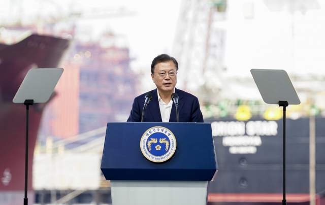 문재인 대통령이 9일 경남 거제시 삼성중공업에서 열린 K-조선 비전 및 상생 협력 선포식에서 발언을 하고 있다. /연합뉴스