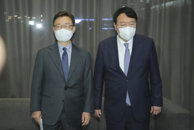 '긴급 회동' 가진 尹-최재형 '공수처 수사는 불법 대선 개입'