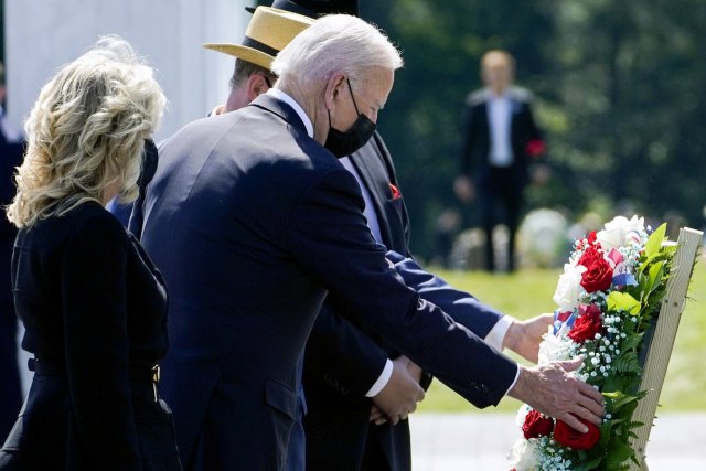 조 바이든 미국 대통령과 부인 질 여사가 11일(현지시간) 펜실베이니아주 생크스빌의 플라이트 93 메모리얼에서 열린 '9·11 테러 20주년 추모식'에 참석해 헌화하고 있다. /연합뉴스