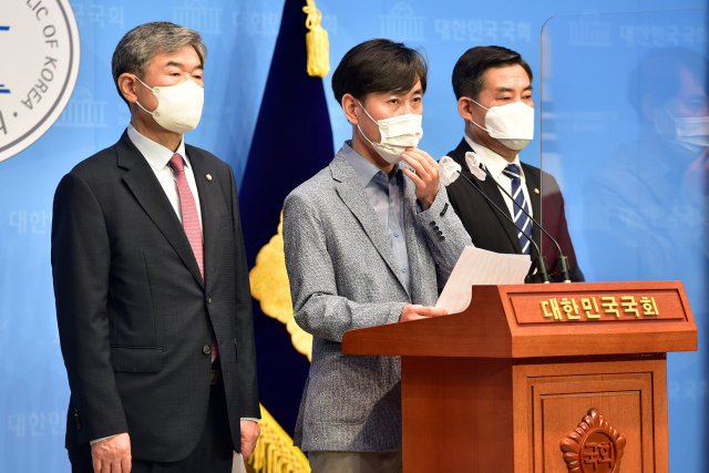 하태경 의원 등 국민의힘 소속 국회 정보위원들이 13일 국회 소통관에서 ‘윤석열 고발사주 의혹’에 대해 박지원 국정원장의 정치개입 사건이라고 주장하며 박 원장 사퇴와 정보위 소집 등을 요구하는 기자회견을 하고 있다./성형주 기자