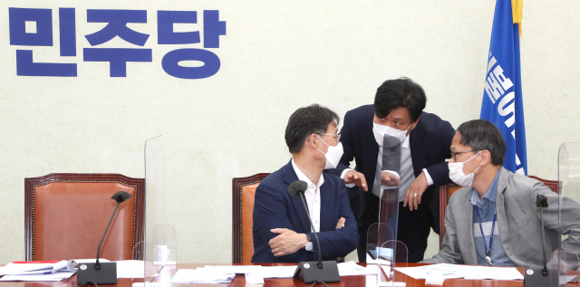 유동수(왼쪽부터)·조승래·박주민 더불어민주당 의원이 지난달 19일 서울 여의도 국회에서 열린 정책조정회의에 앞서 논의하고 있다. /성형주 기자