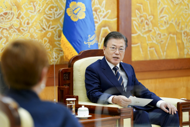 문재인 대통령이 13일 오전 청와대 본관 접견실에서 한국과 호주 외교·국방(2+2) 장관회의 참석차 방한한 호주의 마리스 페인 외교장관과 피터 더튼 국방장관을 접견하고 있다. /연합뉴스