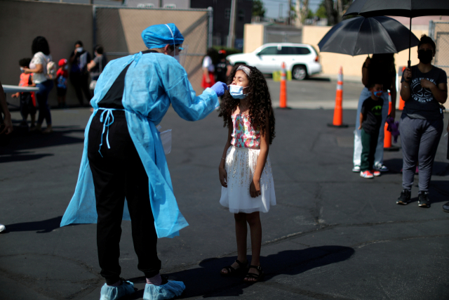 캘리포니아주 로스앤젤레스에서 8세 여자 어린이가 코로나19 검사를 받는 모습./로이터연합뉴스