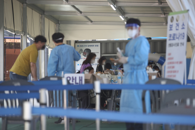 지난 12일 서울 청량리역광장 앞 임시선별검사소에서 시민들이 코로나19 검사를 받기 위해 이동하고 있다./연합뉴스