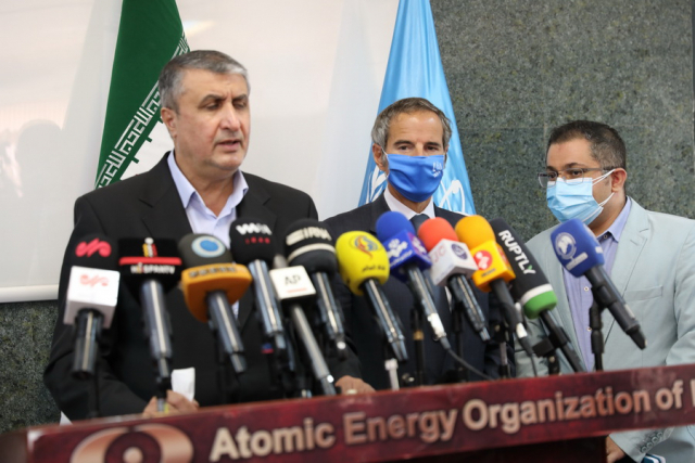 12일(현지시간) 이란 테헤란에서 기자회견하는 이란 원자력청장(왼쪽)과 라파엘 그로시 IAEA 사무총장./로이터연합뉴스