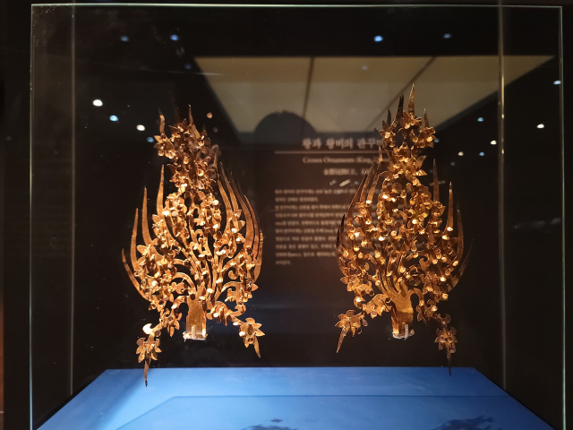 무령왕릉에서 발굴된 무령왕의 '관꾸미개'는 국보로 지정됐다. 왕을 위해 제작된 금관이라 더 화려하고 정교하게 제작됐다.