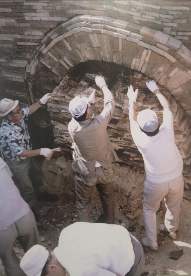 1971년7월8일 발굴조사단이 무령왕릉 입구의 가림벽돌을 들어내고 있다. 백제 무령왕의 무덤이 1,442년 만에 세상에 드러나는 순간이다. /사진제공=국립공주박물관