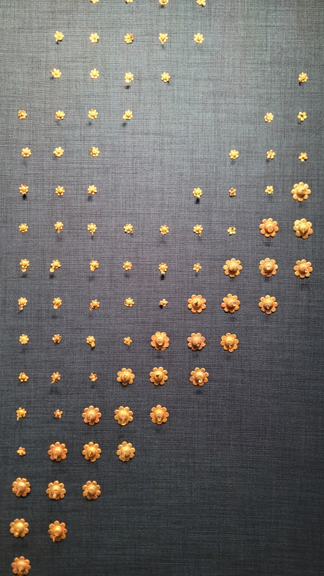 각종 장식 용도의 금꾸미게는 순도 93% 이상의 금을 사용해 둥근 가장자리에 7~8개의 꽃잎이 달린 형태로 제작됐다.