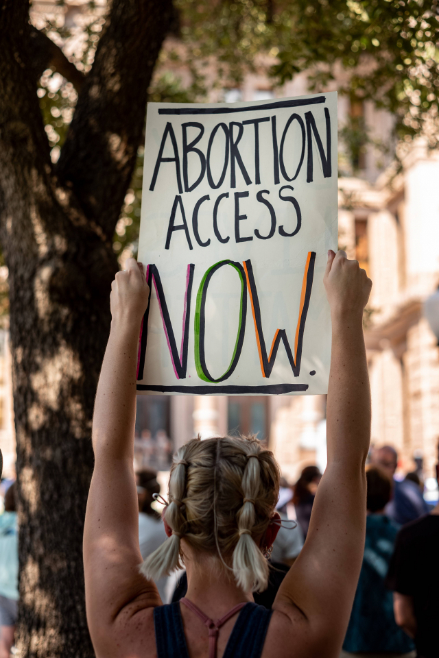 미국 텍사스의 한 여성이 11일(현지시간) 텍사스 주 오스틴에서 열린 집회에서 낙태에 대한 허용을 요구하는 사인을 들고 있다./AFP연합뉴스
