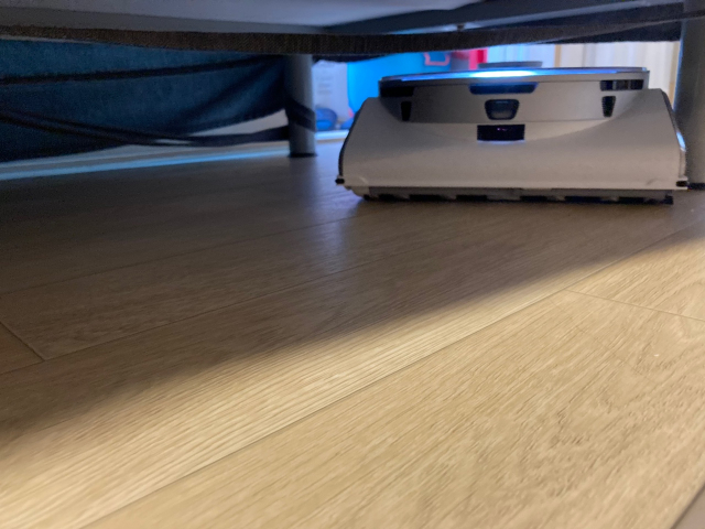 삼성전자 비스포크 제트봇 AI가 소파 밑으로 들어가 마루바닥을 청소하고 있다./이수민기자