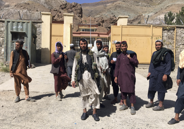 아프가니스탄의 반(反)탈레반 저항군 최후 거점인 북부 판지시르주를 장악한 이슬람 무장조직 탈레반 대원들이 8일(현지시간) 기념사진을 찍고 있다./AP연합뉴스
